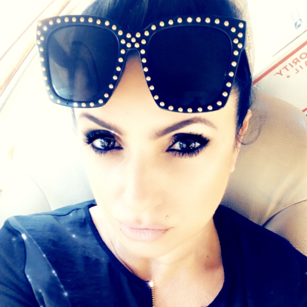 Meet your Posher, Dee